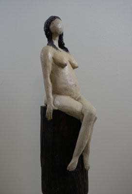 Skulptur weiblich sitzend  Material: Papiermache', Holzmehl, Holz, Öl  Gesamthöhe:32 cm   Datiert:2009 Signiert   Preis: € 470,00     Verkauft 