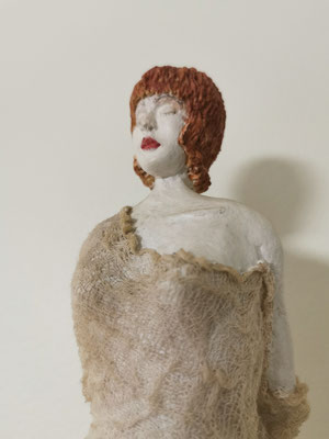 Skulptur weiblich Material: Papiermache', Holzmehl, Holz, Öl ,Acryl Gesamthöhe: 27 cm   Datiert: 2017 Signiert  Preis: € 470,00 Verkauft