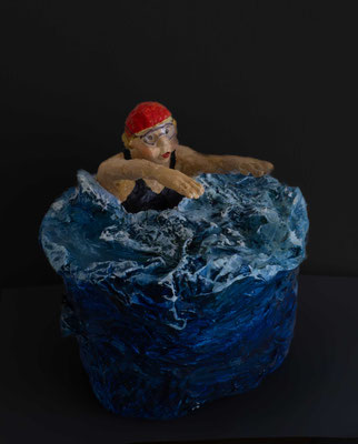 Keep Cool ....Material: Papiermache`, Holzmehl, Holz, Öl, Acryl  Gesamthöhe: 25 cm  Datiert: 2023/Signiert  VERKAUFT