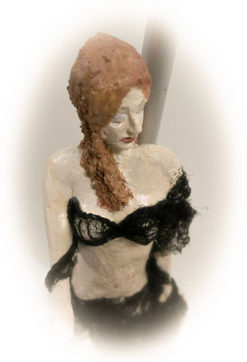 Skulptur weiblich Material: Papiermache`, Holzmehl, Holz, Metall, Textil  Malmedium: Öl, Acryl  Gesamthöhe: 42cm   Datiert. 2021/Signiert  Preis: € 750,00 VERKAUFT
