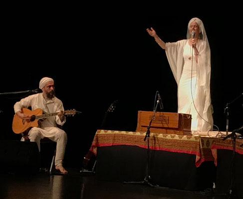 Satnam Kaur, Spirituelle Sängerin