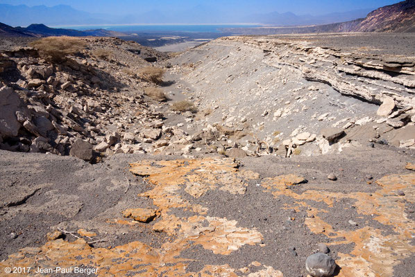 Depuis les rives du Paléolac ASal - En contrebas le Manda et le Lac Asal, à gauche la chaîne volcanique médiane du rift et à droire le premier compartiment basculé au Nord