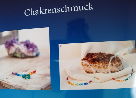 Schmuckstücke mit Chakra-Farben:  Kette aus Nylonfaden 24,- Euro,  Armkettchen: 3mm-Kristalle 17,- Euro, 4mm-Kristalle 19,- Euro