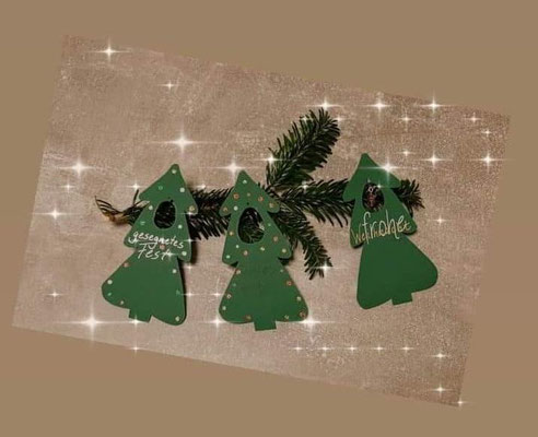 Weihnachtsbaum mit Engerlanhänger: 8,50 Euro