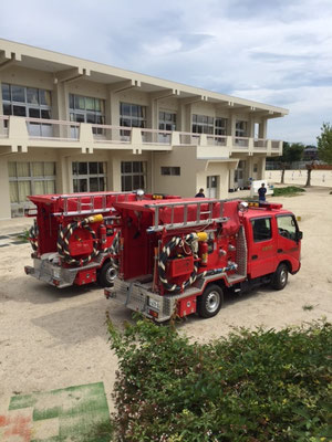 地元消防団の消防車と消火器の使い方講習も行われました。