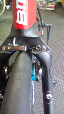 激安通販サイト 人気 BMC TM01のFRブレーキワイヤー交換 - トライアスロンショップ キャリパーブレーキ