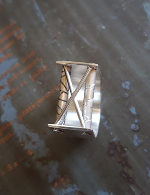 Bague U "industriel" en argent, tubes rivetés et soudés. Modèle mixte, pour homme ou femme. 