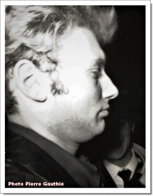 Johnny en séance de dédicaces à la sortie de l’Olympia, février 1964. Photo Pierre Gauthié.