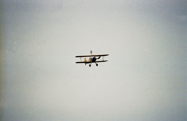 Boeing Stearman Jörg Meier Peggy Krainz als Wingwalkerin 