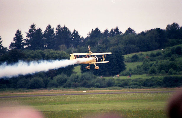 Boeing Stearman Jörg Meier Peggy Krainz als Wingwalkerin 