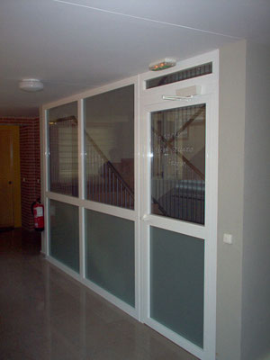 Puerta interior de portal en aluminio blanco