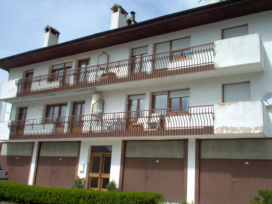 Fachada de vivienda con carpinterías de PVC en Eugui (Navarra)