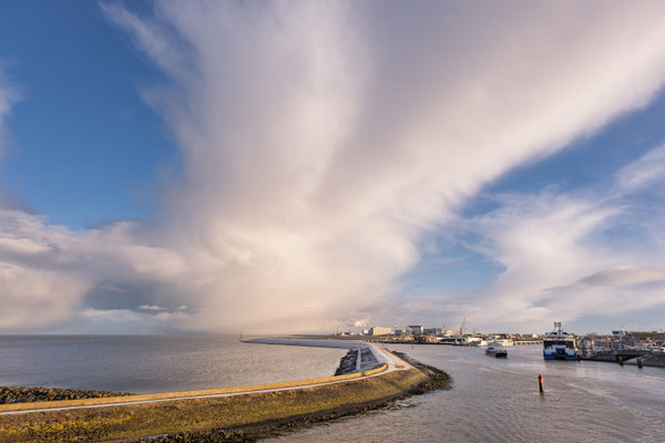 Waddenwolken - spectaculaire luchten boven Harlingen-haven