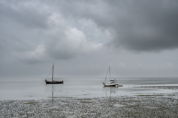 Drooggevallen zeilboten op het Wad bij Hoorn
