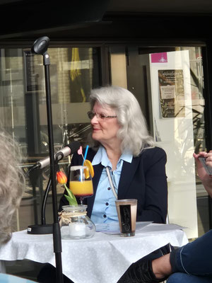 Angelika wurde ein "Brooklyn"-Cocktail serviert.