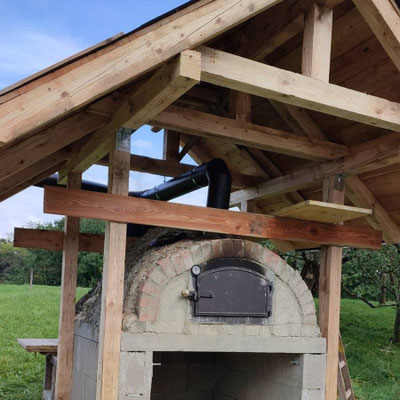 Ein Dach für den Pizzaofen / Lehmofen Zell am See, Salzburg 2026