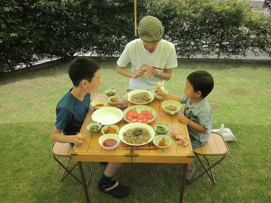 よく見ると速攻ヨータ食い終わってるし、カンボ俺の蕎麦取るなよ！