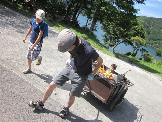 芦ノ湖キャンプ村。誰だ乗ってるのは？？