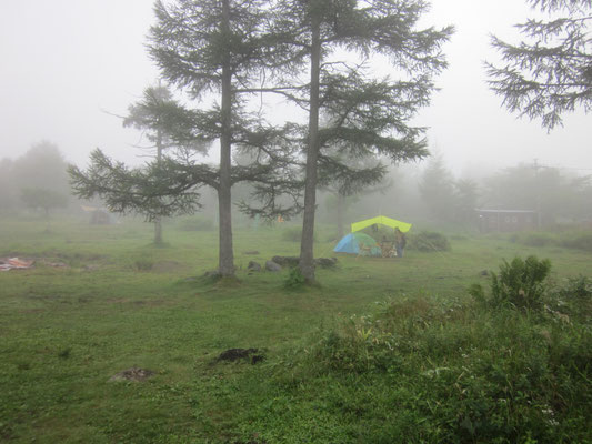 防水性ゼロ・タープはなんとかせなあかん。（３５年前の山岳テントだし・・・）