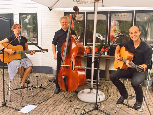 Trio Blue Skies op terras