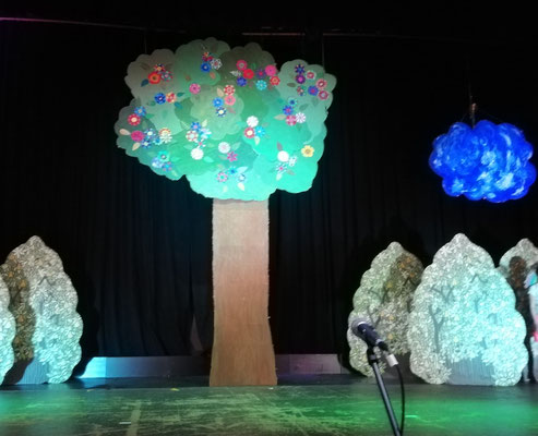 Dieses mal haben wir einen riesigen Baum gebaut.