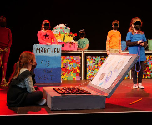 Kulissenbau mit den Schülern der Klaxschule in Pankow im April 2021.  Hier haben wir einen Laptop, eine Torte und ein Buch für das Schultheaterprojekt "Wir suchen das Wir" gebaut.