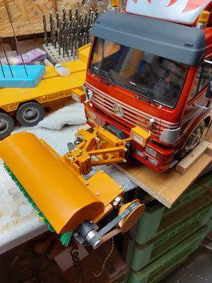 Mercedes-Benz 1828 met veeginstalatie