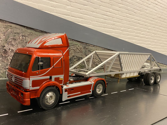 Mercedes-Benz 1828 met Custom trailer 