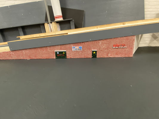 nieuwe muur onder de brug 
