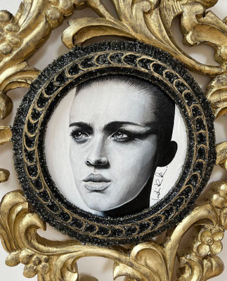 4099024  "SchwarzWeiss Portrait" Acryl auf Holz / D = 22 cm