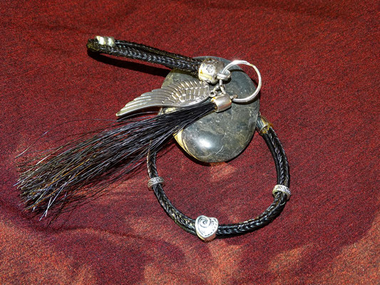 Ein Set, bestehend aus zweistrangigem Armband und Schlüsselanhänger. Der Schlüsselanhänger besticht durch die losen Haare in seinem eleganten Aussehen.