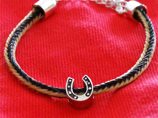 Ein einfaches, zweifarbiges Armband von zwei Lieblingspferden. 