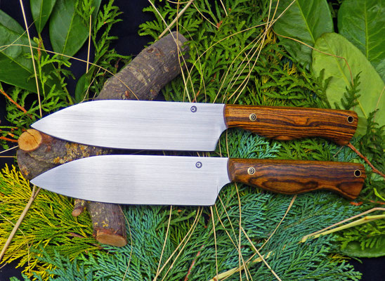 Zwei Gemüsemesser mit breiter Klinge. Stahl: Kugellagerstahl, Griffmaterial: Bocote