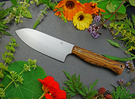 Ein Messer für Gemüse und Kräuter genau nach Wünschen der Kundin. Griffmaterial: Bocote