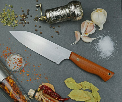 Ein breites Gemüsemesser mit einem Griff aus Bubinga.