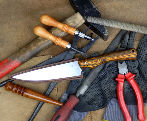 Gutes Werkzeug ist nicht nur in der Werkstatt essenziell, sondern auch in der Küche. Dieses große Küchenmesser ist das ideale Werkzeug zum leichten schneiden und verarbeiten von Fleisch und Fisch. Stahl: Kugellagerstahl, Griffmaterial: Bocote