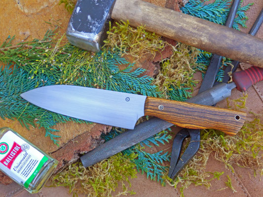 Ein Gemüsemesser mit breiter Klinge. Stahl: Kugellagerstahl, Griffmaterial: Bocote