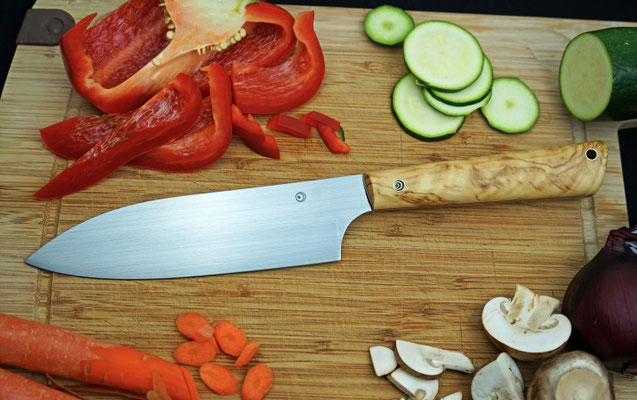 Ein schlichtes Chefmesser für allerlei Arbeiten in der Küche. Griffmaterial: Olivenholz