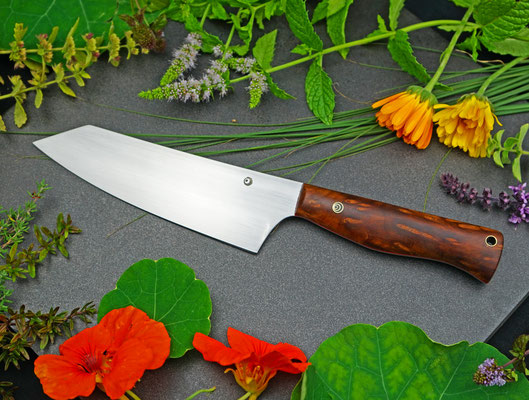 Ein großes Küchenmesser angelehnt an ein japanisches Kengata Messer. Griffmaterial: stabilisiertes Redwood-Maserholz vom kalifornischen Mammutbaum