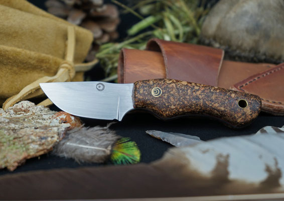 Ein kleines EDC-Messer aus Kugellagerstahl und einem Griff aus stabilisiertem Kork. Ein spannendes Projekt!