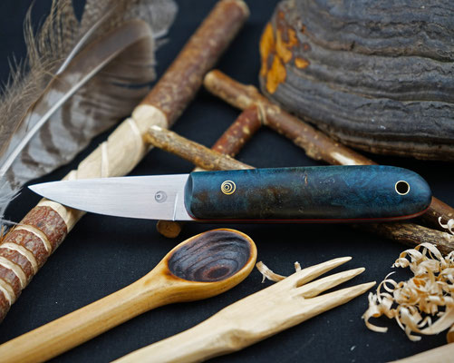Ein schlankes Schnitzmesser aus Kugellagerstahl und mit einem Griff aus blau gefärbtem stabilisierten Pappelmaserholz