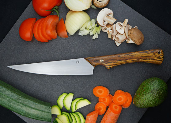 Ein langes, schmales und gut ausbalanciertes Küchenmesser mit extra langem ergonomischen Griff aus Bocote für große Hände. Bestens für das Schneiden von Fleisch und Fisch geeignet.
