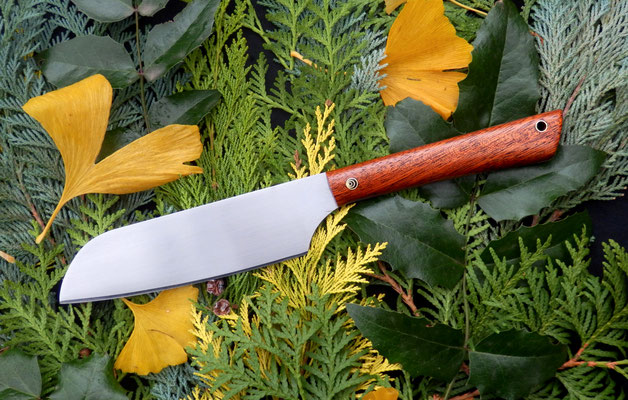Großes Gemüsemesser aus Kugellagerstahl mit extra langem Griff aus Mahagoni.