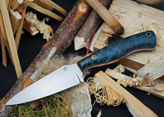 Dieses handliche Outdoor-Messer ist ein wahrer Allrounder. Die Klinge ist aus Kugellagerstahl und der Griff aus Pappelmaserholz, das in blauem Acrylharz stabilisiert wurde.