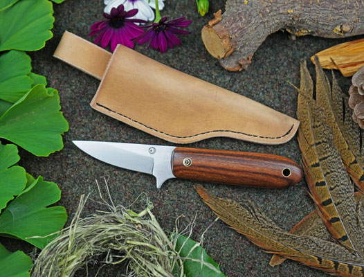 Ein Schnitzmesser aus Kohlenstoffstahl mit Fingerschutz. Der Griff ist aus Holz, das bei einer Meisterarbeit eines Tischlers sonst Abfall gewesen wäre.