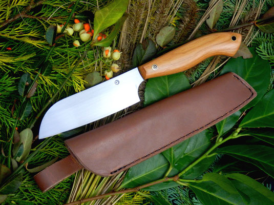 Ein massives Messer mit gehärteter Lederhülle und einem Griff aus geschmeidigem Pflaumenholz, der ideale Begleiter beim Camping oder Bushcraften!
