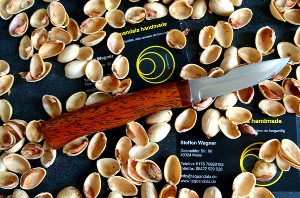 Kleines Küchenmesser aus Kugellagerstahl mit Fingermulde nach Kundenwunsch, mit einem Griff aus Tropenholz.