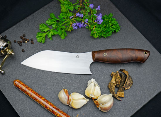 Kleines Santokumesser aus Kugellagerstahl mit einem Griff aus stabilisiertem Nuss-Maserholz.