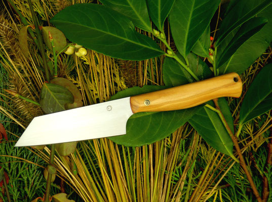 Ein Küchenmesser mit japanisch anmutender Klinge ("Bunka"), aber einem westlichen Griff. Griffmaterial: sizilianisches Olivenholz