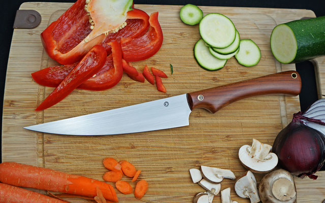 Ein langes Küchenmesser mit edlem Pflaumenholz, ideal für Fleisch und Fisch.